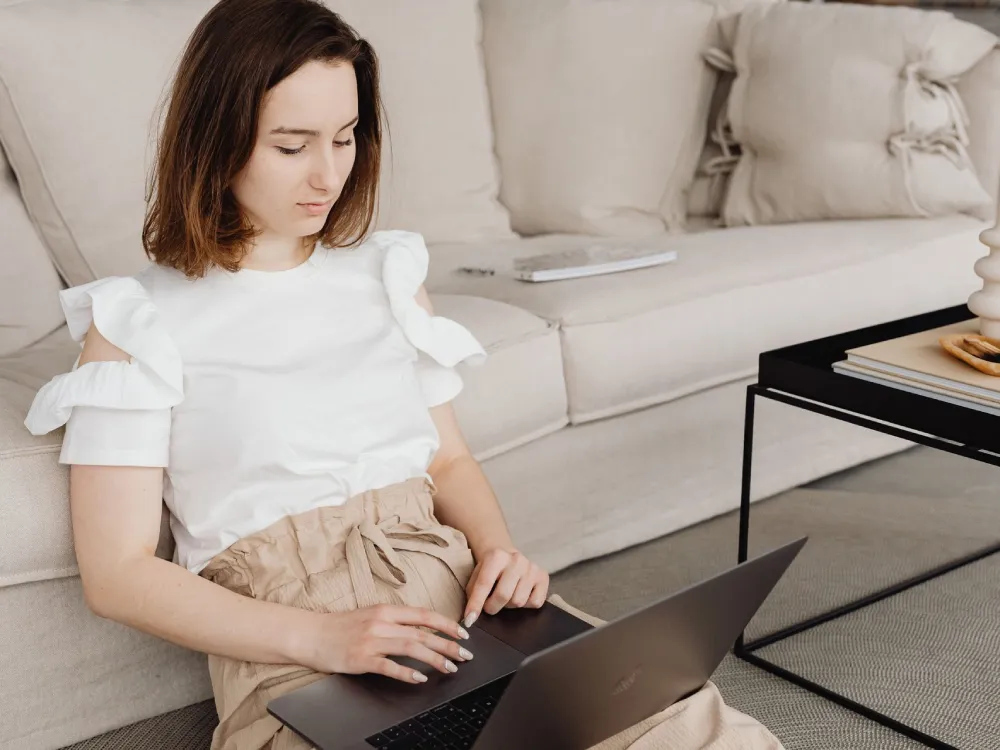 Mulher em sessão de terapia online em São Paulo